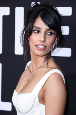 Galvan London giyen İngiliz aktris Ritu Arya, Netflix 'in 