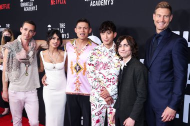 Robert Sheehan, Ritu Arya, David Castaneda (David Castaneda), Justin H. Min, Aidan Gallagher ve Tom Hopper Netflix 'in 17 Haziran 2022' de Beverly Hills 'deki Londra Batı Hollywood' da düzenlenen 'Umbrella Akademisi' nin Dünya Premiere 'sine geldiler.  