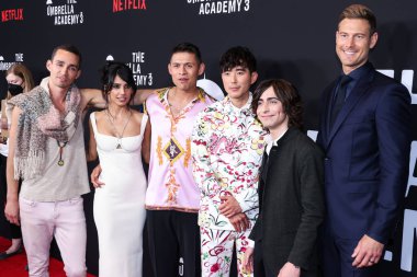 Robert Sheehan, Ritu Arya, David Castaneda (David Castaneda), Justin H. Min, Aidan Gallagher ve Tom Hopper Netflix 'in 17 Haziran 2022' de Beverly Hills 'deki Londra Batı Hollywood' da düzenlenen 'Umbrella Akademisi' nin Dünya Premiere 'sine geldiler.  