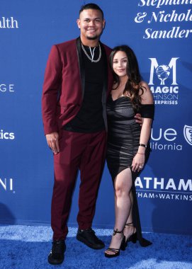 Venezuelalı profesyonel beyzbol atıcısı Allah Graterol ve Allison Landa, Los Angeles Dodgers Vakfı 'na (LADF) 16 Haziran 2022 tarihinde Dodger Stadyumu' nda düzenlenen yıllık Mavi Elmas Galasına geldiler..