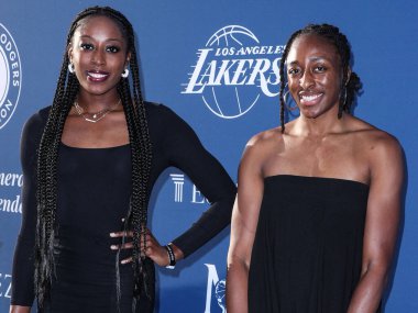 Nijeryalı profesyonel basketbol oyuncuları / kız kardeşler Chiney Ogwumike ve Nneka Ogwumike, Los Angeles Dodgers Vakfı 'na (LADF) 16 Haziran 2022 tarihinde Dodger Stadyumu' nda düzenlenen yıllık Mavi Elmas Galasına geldiler.