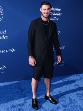 Amerikan profesyonel beyzbol oyuncusu ve ilk kaleci Cody Bellinger, Los Angeles Dodgers Vakfı 'na (LADF) 16 Haziran 2022 tarihinde Dodger Stadyumu' nda düzenlenen yıllık Mavi Elmas Galası 'na geldi..