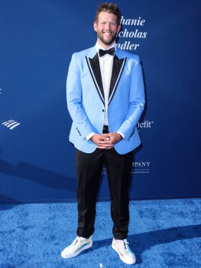 Amerikan profesyonel beyzbol atıcısı Clayton Kershaw, Los Angeles Dodgers Vakfı 'na (LADF) 16 Haziran 2022 tarihinde Dodger Stadyumu' nda düzenlenen yıllık Mavi Elmas Galası 'na ulaştı..