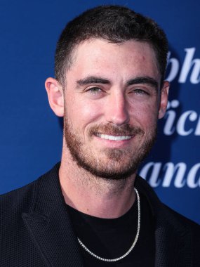 Amerikan profesyonel beyzbol oyuncusu ve ilk kaleci Cody Bellinger, Los Angeles Dodgers Vakfı 'na (LADF) 16 Haziran 2022 tarihinde Dodger Stadyumu' nda düzenlenen yıllık Mavi Elmas Galası 'na geldi.. 