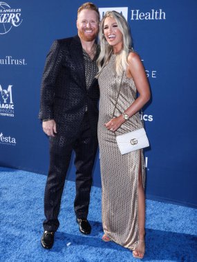 Amerikan profesyonel beyzbol oyuncusu Justin Turner ve eşi Kourtney Elizabeth Turner, Los Angeles Dodgers Vakfı 'na (LADF) 16 Haziran 2022 tarihinde Dodger Stadyumu' nda düzenlenen yıllık Mavi Elmas Galası 'na geldiler.