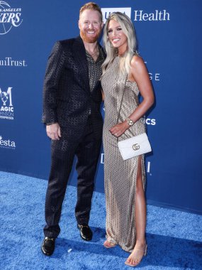 Amerikan profesyonel beyzbol oyuncusu Justin Turner ve eşi Kourtney Elizabeth Turner, Los Angeles Dodgers Vakfı 'na (LADF) 16 Haziran 2022 tarihinde Dodger Stadyumu' nda düzenlenen yıllık Mavi Elmas Galası 'na geldiler.