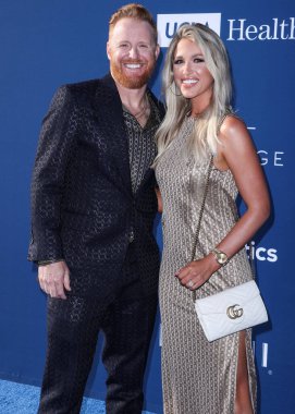 Amerikan profesyonel beyzbol oyuncusu Justin Turner ve eşi Kourtney Elizabeth Turner, Los Angeles Dodgers Vakfı 'na (LADF) 16 Haziran 2022 tarihinde Dodger Stadyumu' nda düzenlenen yıllık Mavi Elmas Galası 'na geldiler.