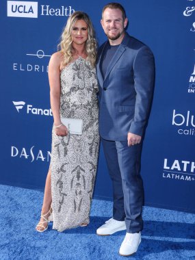 Kellie Cline ve profesyonel beyzbol oyuncusu Max Muncy, Los Angeles Dodgers Vakfı 'na (LADF) 16 Haziran 2022 tarihinde Dodger Stadyumu' nda düzenlenen yıllık Mavi Elmas Galası 'na geldiler..