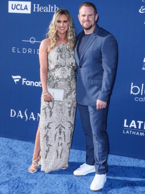 Kellie Cline ve profesyonel beyzbol oyuncusu Max Muncy, Los Angeles Dodgers Vakfı 'na (LADF) 16 Haziran 2022 tarihinde Dodger Stadyumu' nda düzenlenen yıllık Mavi Elmas Galası 'na geldiler..