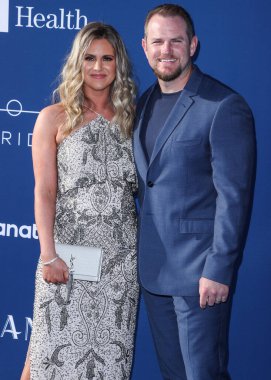 Kellie Cline ve profesyonel beyzbol oyuncusu Max Muncy, Los Angeles Dodgers Vakfı 'na (LADF) 16 Haziran 2022 tarihinde Dodger Stadyumu' nda düzenlenen yıllık Mavi Elmas Galası 'na geldiler..