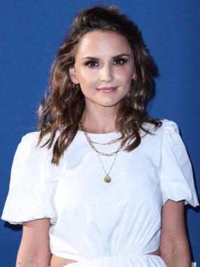 Amerikalı aktris Rachael Leigh Cook, Los Angeles Dodgers Vakfı 'na (LADF) 16 Haziran 2022 tarihinde Dodger Stadyumu' nda düzenlenen yıllık Mavi Elmas Galası 'na geldi.. 