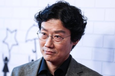 Güney Koreli film yönetmeni Hwang Dong-hyuk, Netflix 'in Los Angeles FYSEE özel etkinliğine 12 Haziran 2022' de ABD 'nin Los Angeles, Kaliforniya' daki Raleigh Stüdyolarında katıldı.. 