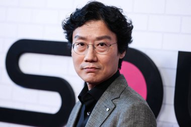 Güney Koreli film yönetmeni Hwang Dong-hyuk, Netflix 'in Los Angeles FYSEE özel etkinliğine 12 Haziran 2022' de ABD 'nin Los Angeles, Kaliforniya' daki Raleigh Stüdyolarında katıldı.. 