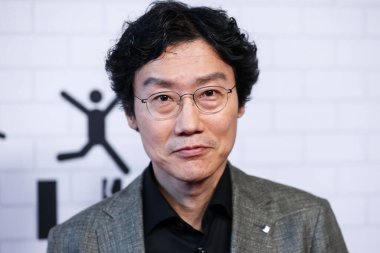 Güney Koreli film yönetmeni Hwang Dong-hyuk, Netflix 'in Los Angeles FYSEE özel etkinliğine 12 Haziran 2022' de ABD 'nin Los Angeles, Kaliforniya' daki Raleigh Stüdyolarında katıldı.. 