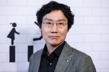 Güney Koreli film yönetmeni Hwang Dong-hyuk, Netflix 'in Los Angeles FYSEE özel etkinliğine 12 Haziran 2022' de ABD 'nin Los Angeles, Kaliforniya' daki Raleigh Stüdyolarında katıldı.. 
