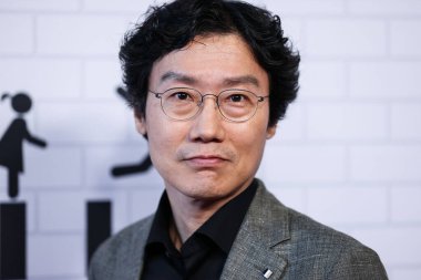 Güney Koreli film yönetmeni Hwang Dong-hyuk, Netflix 'in Los Angeles FYSEE özel etkinliğine 12 Haziran 2022' de ABD 'nin Los Angeles, Kaliforniya' daki Raleigh Stüdyolarında katıldı.. 