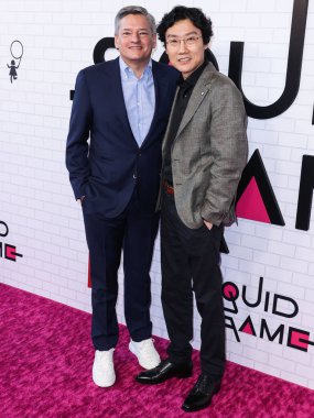 Netflix 'in eş genel müdürü ve Genel Sekreteri Ted Sarandos ve Güney Koreli film yönetmeni Hwang Dong-hyuk, 12 Haziran 2022' de Los Angeles 'taki Raleigh Stüdyoları' nda düzenlenen Netflix 'in' Squid Game 'Los Angeles FYSEE özel etkinliğine geldiler.