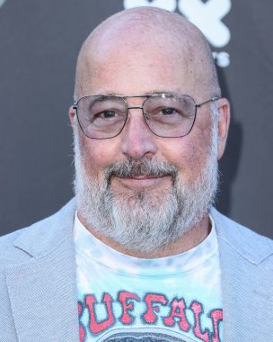 Amerikalı şef Andrew Zimmern, 11 Haziran 2022 'de Universal Studios Backlot' ta düzenlenen Charlize Theron Africa Yardım Projesine (CTAOP) ulaştı.. 