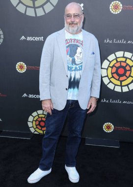 Amerikalı şef Andrew Zimmern, 11 Haziran 2022 'de Universal Studios Backlot' ta düzenlenen Charlize Theron Africa Yardım Projesine (CTAOP) ulaştı.. 