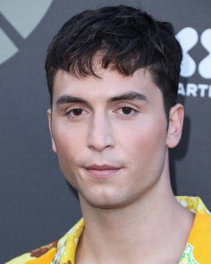 Amerikalı komedyen Benito Skinner, 11 Haziran 2022 'de Universal Studios Backlot' ta düzenlenen Charlize Theron Africa Yardım Projesine (CTAOP) ulaştı.. 