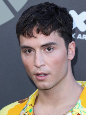 Amerikalı komedyen Benito Skinner, 11 Haziran 2022 'de Universal Studios Backlot' ta düzenlenen Charlize Theron Africa Yardım Projesine (CTAOP) ulaştı.. 