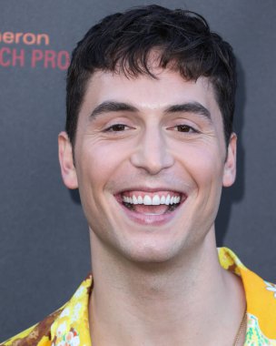 Amerikalı komedyen Benito Skinner, 11 Haziran 2022 'de Universal Studios Backlot' ta düzenlenen Charlize Theron Africa Yardım Projesine (CTAOP) ulaştı.. 