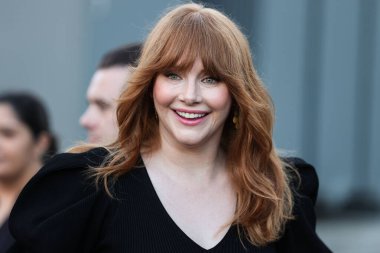 Amerikalı aktris Bryce Dallas Howard, 11 Haziran 2022 'de Universal Stüdyoları Backlot' ta düzenlenen Charlize Theron Africa Yardım Projesine (CTAOP) geldi.. 