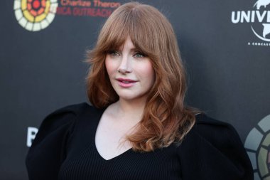 Amerikalı aktris Bryce Dallas Howard, 11 Haziran 2022 'de Universal Stüdyoları Backlot' ta düzenlenen Charlize Theron Africa Yardım Projesine (CTAOP) geldi.. 