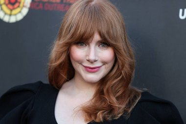 Amerikalı aktris Bryce Dallas Howard, 11 Haziran 2022 'de Universal Stüdyoları Backlot' ta düzenlenen Charlize Theron Africa Yardım Projesine (CTAOP) geldi.. 