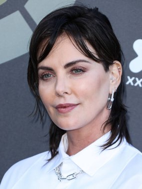 Güney Afrikalı-Amerikalı aktris Charlize Theron, 11 Haziran 2022 'de Universal Studios Backlot' ta düzenlenen Charlize Theron Afrika Sosyal Yardım Projesi 'ne (CTAOP) geldi.. 