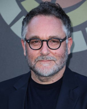 Amerikalı film yapımcısı Colin Trevorrow, 11 Haziran 2022 'de Universal Studios Backlot' ta düzenlenen Charlize Theron Africa Yardım Projesine (CTAOP) ulaştı.. 