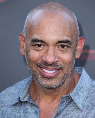 The Recording Academy 'nin CEO' su Harvey Mason Jr., 11 Haziran 2022 'de Universal Studios Backlot' ta düzenlenen Charlize Theron Africa Yardım Projesi 'ne (CTAOP) ulaşır..