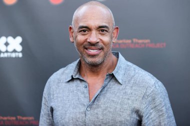 The Recording Academy 'nin CEO' su Harvey Mason Jr., 11 Haziran 2022 'de Universal Studios Backlot' ta düzenlenen Charlize Theron Africa Yardım Projesi 'ne (CTAOP) ulaşır..