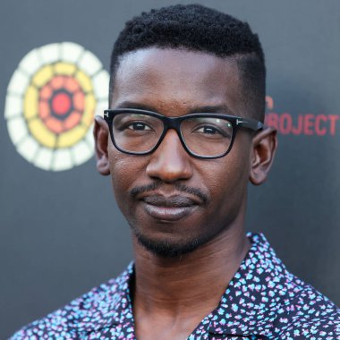 Amerikalı aktör Mamoudou Athie, 11 Haziran 2022 'de Universal Studios Backlot' ta düzenlenen Charlize Theron Africa Yardım Projesine (CTAOP) ulaştı.. 