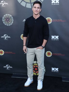 Amerikalı aktör Mike Manning, 11 Haziran 2022 'de Universal Stüdyoları Backlot' ta düzenlenen Charlize Theron Africa Yardım Projesine (CTAOP) geldi.. 