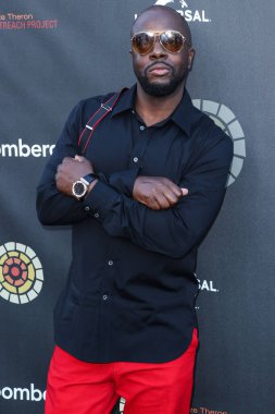 Haitili rapçi Wyclef Jean, 11 Haziran 2022 'de Universal Studios Backlot' ta düzenlenen Charlize Theron Africa Yardım Projesine (CTAOP) ulaştı.. 