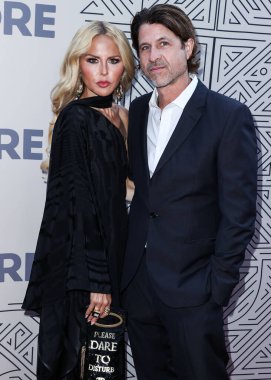 Amerikalı tasarımcı Rachel Zoe ve Amerikalı bankacı Rodger Berman, Sean Penn ve Ann Lee 'nin ev sahipliği yaptığı 2022 CORE Gala' sına 10 Haziran 2022 'de Hollywood Palladium' da, Los Angeles, ABD 'de geldiler.
