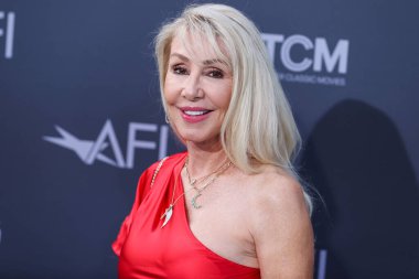 Amerikalı söz yazarı Linda Thompson, 9 Haziran 2022 'de Dolby Tiyatrosu' nda düzenlenen 48. AFI Yaşam Boyu Başarı Ödülüne ulaştı..