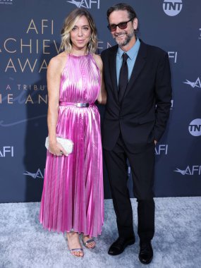 Amerikalı televizyon yazarı Sian Heder ve kocası / Amerikalı aktör David Newsom, 9 Haziran 2022 'de Dolby Tiyatrosu' nda düzenlenen 48. AFI Yaşam Başarı Ödülüne geldiler.. 