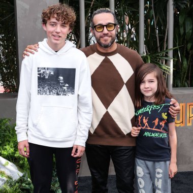 Bronx Wentz, Amerikalı müzisyen Pete Wentz ve Saint Lazslo Wentz, 6 Haziran 2022 'de Hollywood, Los Angeles, Kaliforniya, ABD' deki TCL Çin Tiyatrosu IMAX 'te düzenlenen Universal Pictures' Jurassic World Dominion 'un Los Angeles galasına geldiler.