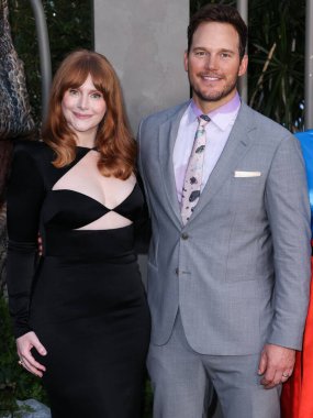 Amerikalı aktris Bryce Dallas Howard ve Amerikalı aktör Chris Pratt, 6 Haziran 2022 'de Hollywood, Los Angeles, Kaliforniya, ABD' de bulunan TCL Çin Tiyatrosu IMAX 'te düzenlenen Universal Pictures' ın 'Jurassic World Dominion' adlı filminin Los Angeles Premiere 'ine geldiler.