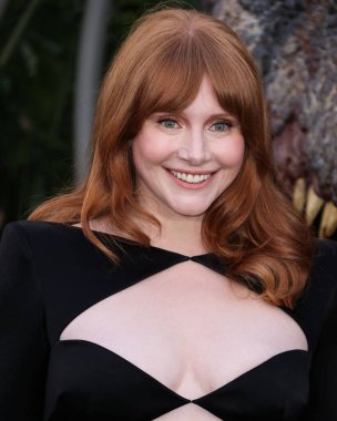 Alex Perry elbisesi giyen Amerikalı aktris Bryce Dallas Howard, 6 Haziran 2022 'de Hollywood, Los Angeles, Kaliforniya, ABD' de bulunan TCL Çin Tiyatrosu IMAX 'te düzenlenen 