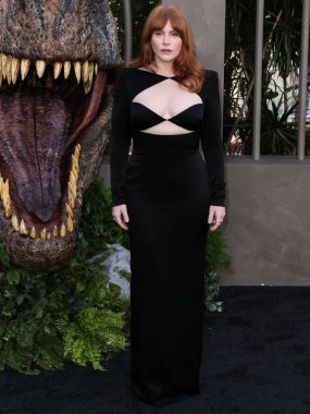 Alex Perry elbisesi giyen Amerikalı aktris Bryce Dallas Howard, 6 Haziran 2022 'de Hollywood, Los Angeles, Kaliforniya, ABD' de bulunan TCL Çin Tiyatrosu IMAX 'te düzenlenen 