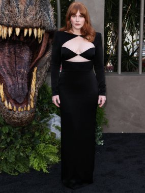 Alex Perry elbisesi giyen Amerikalı aktris Bryce Dallas Howard, 6 Haziran 2022 'de Hollywood, Los Angeles, Kaliforniya, ABD' de bulunan TCL Çin Tiyatrosu IMAX 'te düzenlenen 
