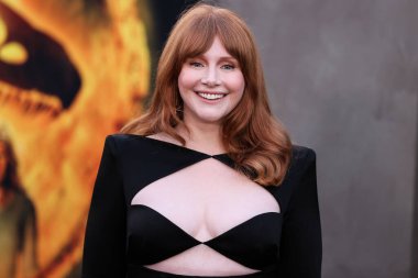 Alex Perry elbisesi giyen Amerikalı aktris Bryce Dallas Howard, 6 Haziran 2022 'de Hollywood, Los Angeles, Kaliforniya, ABD' de bulunan TCL Çin Tiyatrosu IMAX 'te düzenlenen 