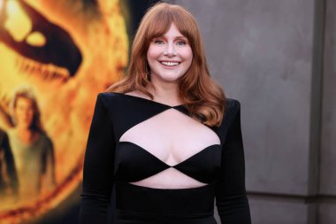 Alex Perry elbisesi giyen Amerikalı aktris Bryce Dallas Howard, 6 Haziran 2022 'de Hollywood, Los Angeles, Kaliforniya, ABD' de bulunan TCL Çin Tiyatrosu IMAX 'te düzenlenen 