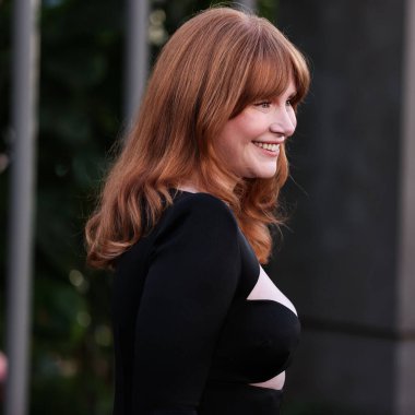 Alex Perry elbisesi giyen Amerikalı aktris Bryce Dallas Howard, 6 Haziran 2022 'de Hollywood, Los Angeles, Kaliforniya, ABD' de bulunan TCL Çin Tiyatrosu IMAX 'te düzenlenen 