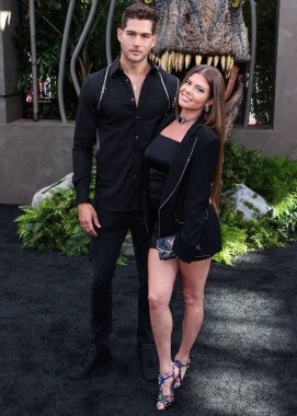 Dom Fenison ve kız arkadaşı / Amerikan TV kişisi ve rapçi Chanel West Coast, 6 Haziran 2022 'de Hollywood, Los Angeles, ABD' de bulunan TCL Çin Tiyatrosu IMAX 'te düzenlenen Universal Pictures' ın 'Jurassic World Dominion' adlı filminin Los Angeles Premiere 'sine geldiler..