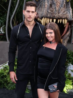 Dom Fenison ve kız arkadaşı / Amerikan TV kişisi ve rapçi Chanel West Coast, 6 Haziran 2022 'de Hollywood, Los Angeles, ABD' de bulunan TCL Çin Tiyatrosu IMAX 'te düzenlenen Universal Pictures' ın 'Jurassic World Dominion' adlı filminin Los Angeles Premiere 'sine geldiler..