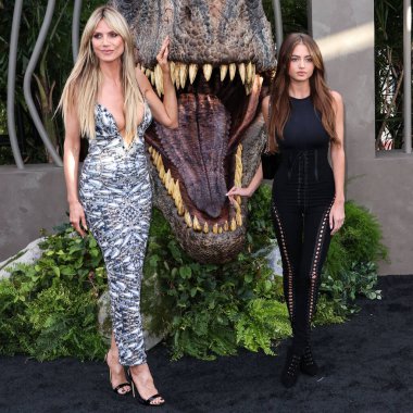 Amerikan model Leni Olumi Klum ve anne / Alman model Heidi Klum, 6 Haziran 2022 'de Hollywood, Los Angeles, ABD' de bulunan TCL Çin Tiyatrosu IMAX 'te düzenlenen Universal Pictures' Jurassic World Dominion 'un Los Angeles galasına geldiler..